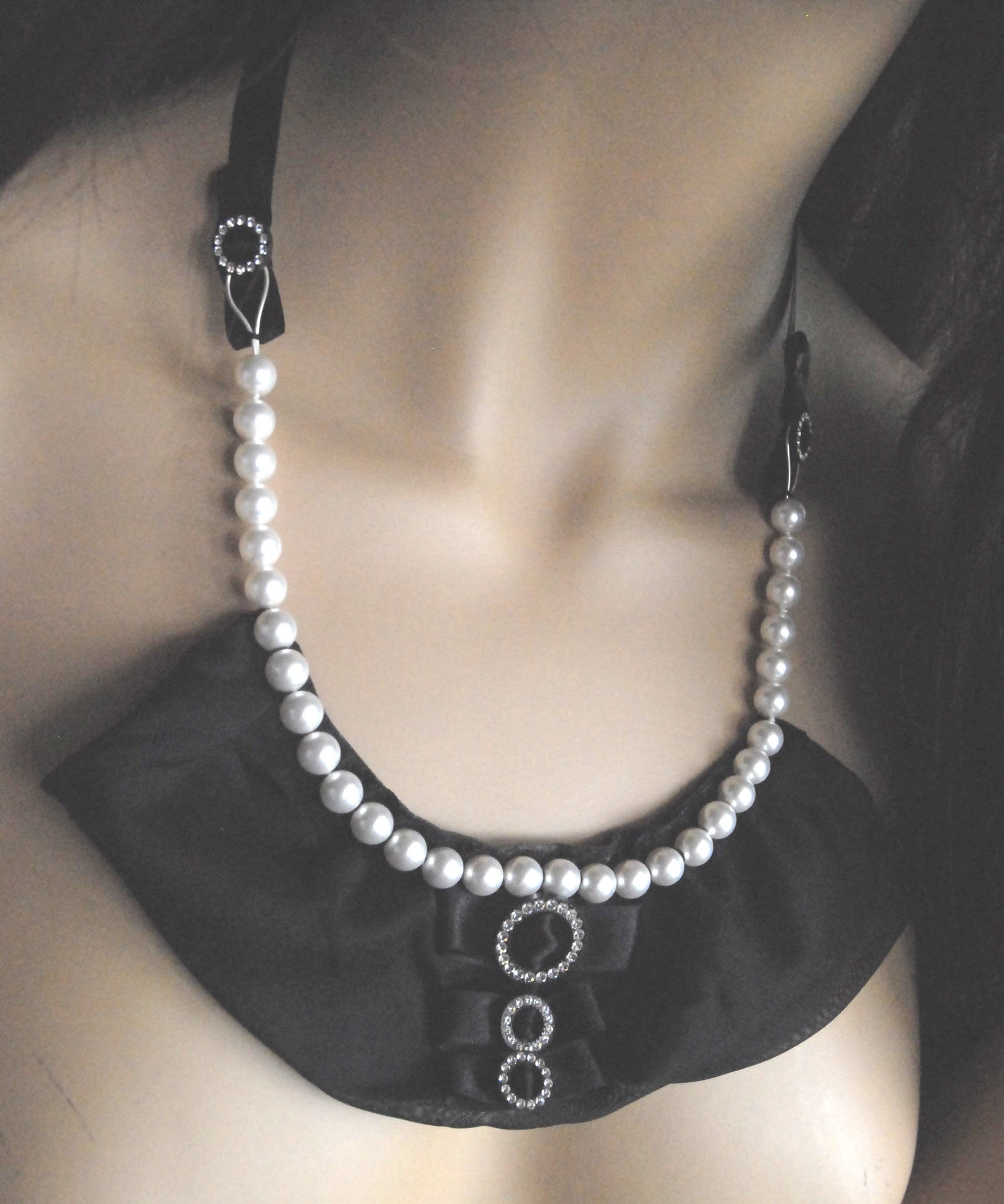 Long necklace black and white