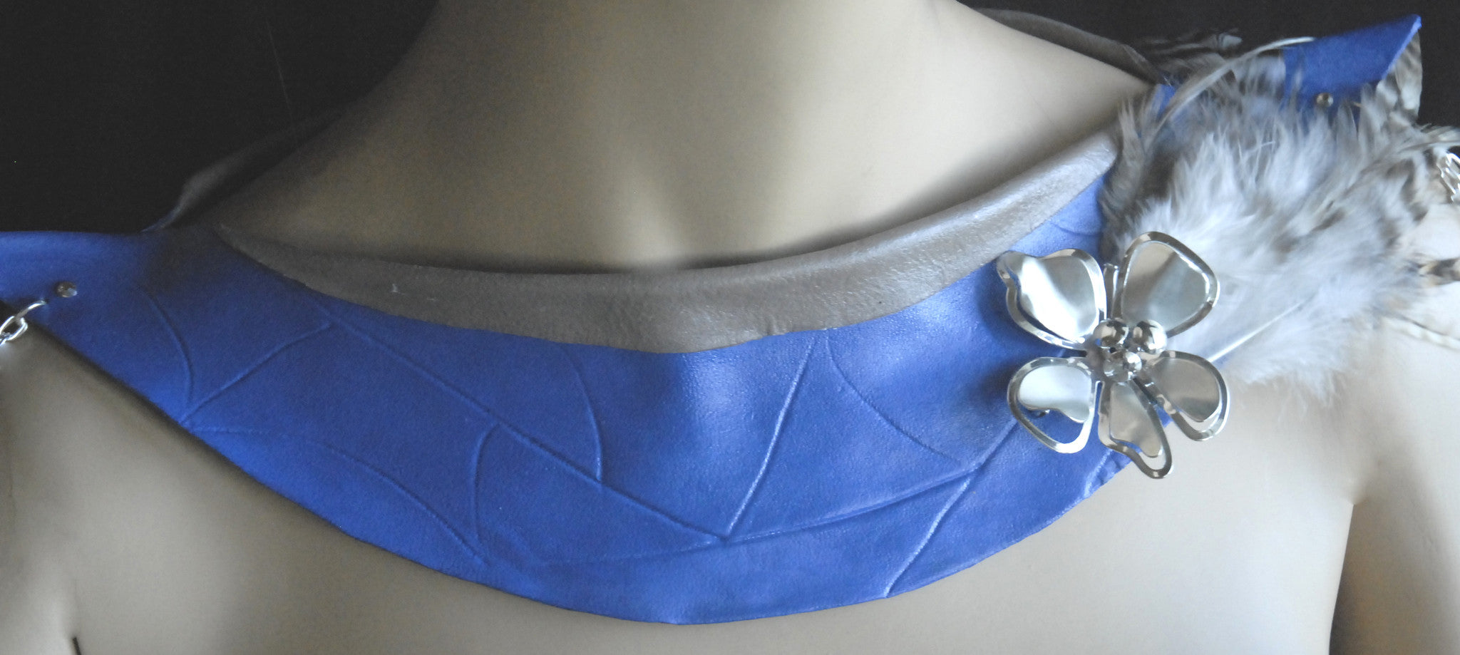 Blue necklace in leather and feather