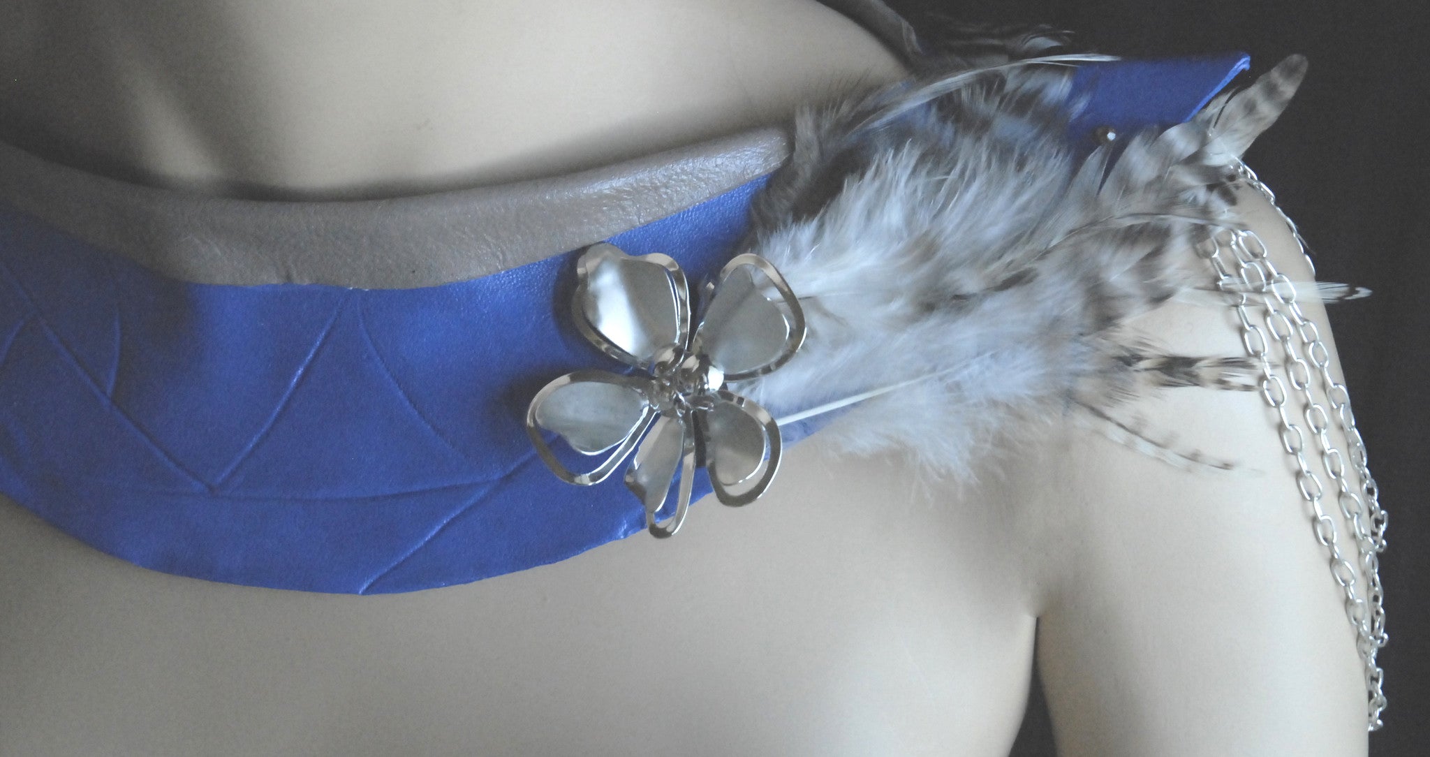 Blue necklace in leather and feather